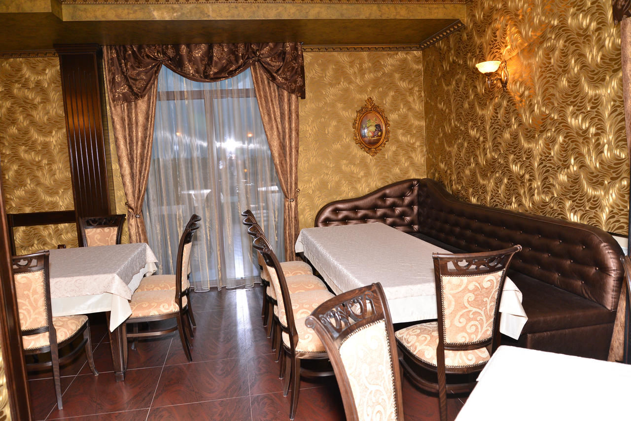 Отели типа «постель и завтрак» Chateau-Hotel Trendafiloff Chirpan-13