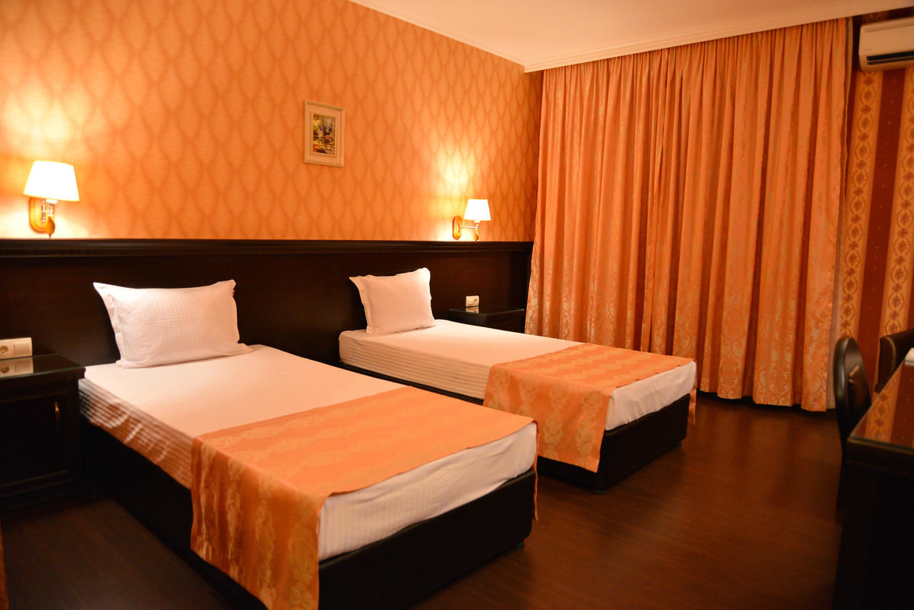 Отели типа «постель и завтрак» Chateau-Hotel Trendafiloff Chirpan